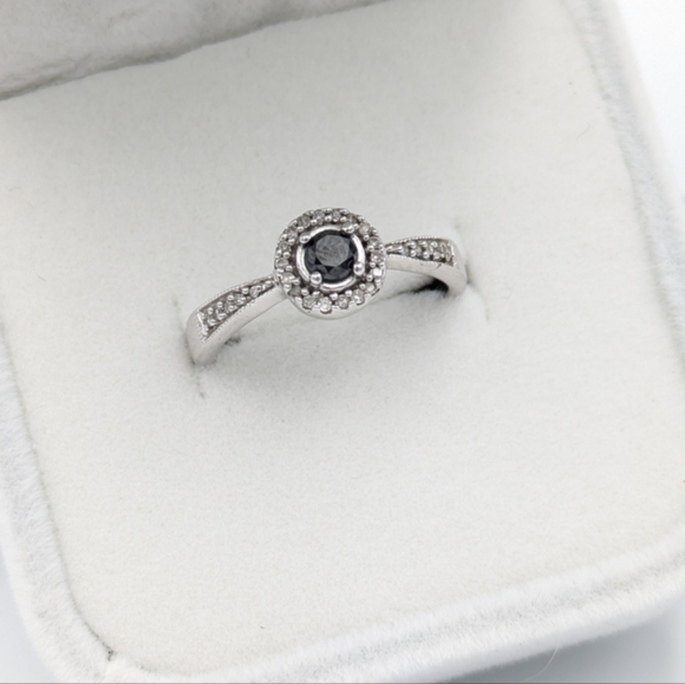 Gorgeous 10k white gold black diamond and white diamond ring
